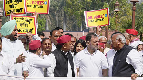 மேற்கு ஆசிய நிலவரம் குறித்து விவாதிக்க கோரி எதிர்க்கட்சிகள் அமளியால் மக்களவை ஒத்திவைப்பு