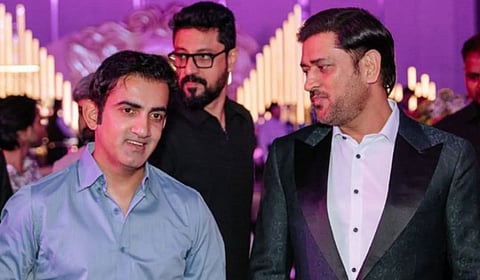 பயிற்சியாளர் கவுதம் கம்பீரின் புன்னகையை ரசித்த தோனி