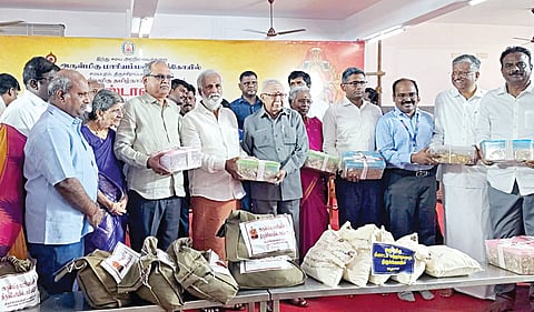 சமயபுரம் மாரியம்மன் கோயிலில் நேற்று நடைபெற்ற தங்க நகைகளை ஒப்படைக்கும் நிகழ்வில் பங்கேற்ற அமைச்சர் பி.கே.சேகர்பாபு, ஓய்வுபெற்ற நீதிபதிகள் துரைசாமி ராஜு, ரவிச்சந்திரபாபு, ஆர்.மாலா உள்ளிட்டோர்.