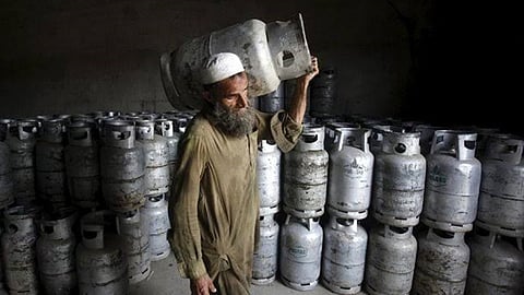 எரிவாயு தட்டுப்பாடு: பாகிஸ்தானில் பள்ளிகளுக்கு 2 வாரம் விடுமுறை