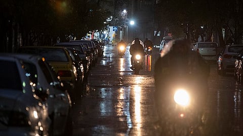 கருந்துகள்கள் நிறைந்த காற்று மற்றும் கருப்பு மழையால் பாதிக்கப்பட்டுள்ள தலைநகர் தெஹ்ரான்