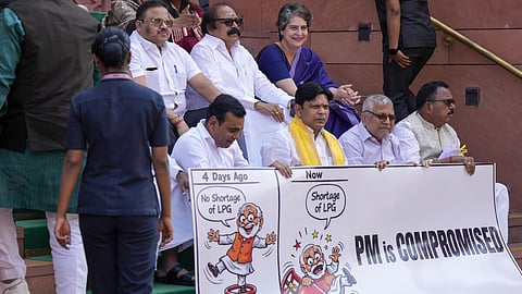 எல்பிஜி சிலிண்டர் நெருக்கடி | நாடாளுமன்றத்தில் விவாதிக்க வலியுறுத்தி எதிர்க்கட்சிகள் ஆர்ப்பாட்டம்