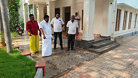 காரைக்குடியில் கார்த்தி சிதம்பரம் அலுவலகத்தில் பெட்ரோல் குண்டு வீச்சு: எஸ்.பி விசாரணை