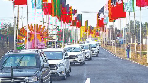 பிரதமர் வருகையையொட்டி வாகன அணிவகுப்பு ஒத்திகையில் ஈடுபட்ட காவல் துறையினர். | படம்: ர. செல்வமுத்துகுமார் |