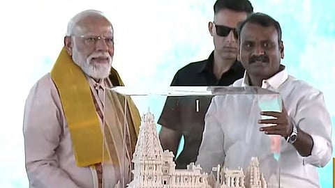 திருச்சி விழாவில் பிரதமர் மோடிக்கு நினைவுப் பரிசு வழங்கும் மத்திய இணை அமைச்சர் எல். முருகன்