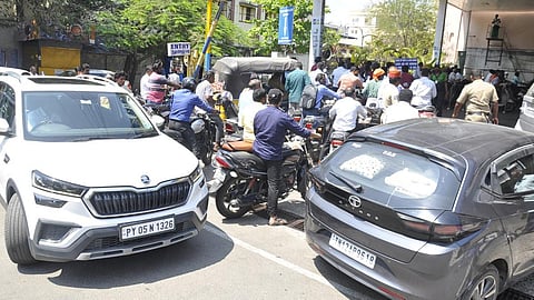 தமிழகத்தில் பெட்ரோல், டீசல் தட்டுப்பாடு இல்லை: வதந்தி பரப்பினால் நடவடிக்கை என எச்சரிக்கை