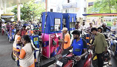 பெட்ரோல், டீசல் தட்டுப்பாடே இல்லை; ஓட்டல்களுக்கு மாற்று ஏற்பாடு: மத்திய அரசு