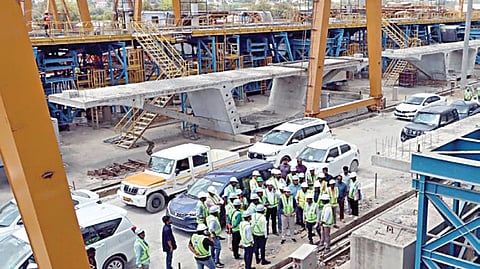 சென்னை துறைமுகம் - மதுரவாயல் வரை இரண்டடுக்கு மேம்பால திட்டத்துக்காக செம்பரம்பாக்கத்தில் தயாரிக்கப்படும் கான்கிரீட் சிமென்ட் சிலாப்களை பார்வையிட்ட தேசிய நெடுஞ்சாலை ஆணையக துறை அதிகாரிகள்.