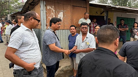 மேகாலயா முதல்வர் கான்ராட் கே. சங்மா பாதிக்கப்பட்ட பல பகுதிகளுக்கு நேரில் சென்று நிலைமையை ஆய்வு செயதார்