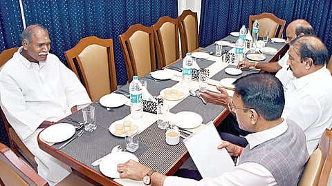 பேச்சுவார்த்தையில் பங்கேற்ற என்.ஆர்.காங்கிரஸ் தலைவரும், முதல்வருமான  ரங்கசாமி, அமைச்சர் லட்சுமி நாராயணன்,  மத்திய அமைச்சர் மன்சுக் மாண்டவியா, பாஜக மேலிட பொறுப்பாளர் நிர்மல் குமார் சுரானா. படம்:  எம்.சாம்ராஜ்