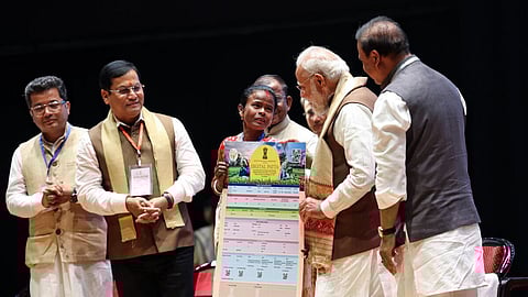 தேயிலை தொழிலாளர்களுக்கு பட்டா வழங்கிய பிரதமர் மோடி