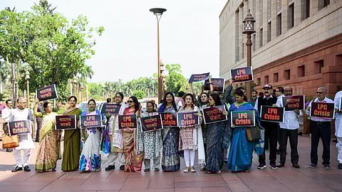 சிலிண்டர் தட்டுப்பாட்டை கண்டித்து நாடாளுமன்ற வளாகத்தில் எதிர்க்கட்சி எம்.பி.க்கள் ஆர்ப்பாட்டம்