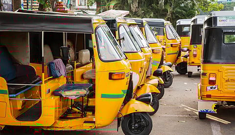 எரிபொருள் தட்டுப்பாட்டை தீர்க்க வலியுறுத்தி சென்னையில் ஆட்டோ ஓட்டுநர்கள் போராட்டம்