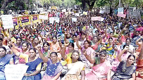 ஊதிய உயர்வு, பணிநிரந்தரம் உள்ளிட்ட கோரிக்கைகளை வலியுறுத்தி சென்னை எழும்பூர், ராஜரத்தினம் மைதானம் அருகே நேற்று ஆர்ப்பாட்டத்தில் ஈடுபட்ட அரசு பள்ளி எல்கேஜி, யுகேஜி ஆசிிரியர்கள்.| படம்: ம.பிரபு |&nbsp;