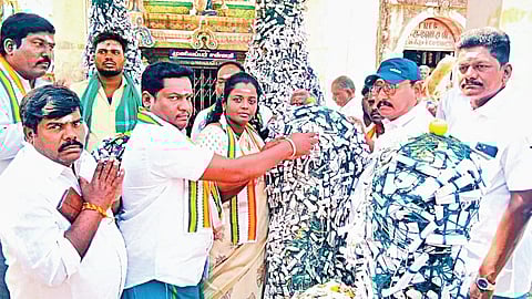 லாவண்யா தலைமையில் பிராது கட்டும் காங்கிரஸார்.