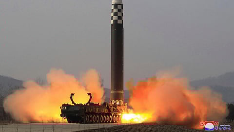 வட கொரியா ஏவுகணை சோதனை எதிரொலி: ஜப்பான் பிரதமர் அவசர ஆலோசனை