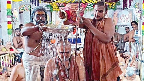 காஞ்சி சங்கர மடத்தின் பீடாதிபதி ஸ்ரீ விஜயேந்திர சரஸ்வதி சுவாமிகளுக்கு அபி ஷேகம் செய்யும் இளைய பீடாதிபதி ஸ்ரீ சத்ய சந்திரசேகரேந்திர சரஸ்வதி சுவாமிகள்.