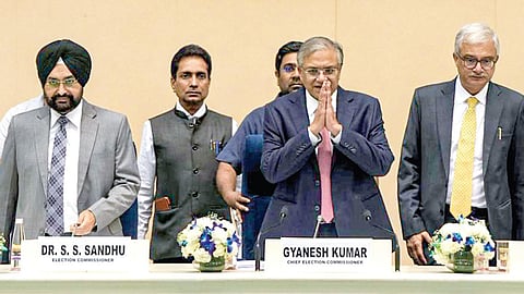 தலைமைத் தேர்தல் ஆணையர் ஞானேஷ் குமார், தேர்தல் ஆணையர்கள் சுக்பீர் சிங் சாந்து, ராஜீவ் குமார் ஆகியோர் டெல்லியில் நேற்று நிருபர்களுக்கு பேட்டியளித்தனர். படம்: பிடிஐ