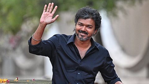 டெல்லி சிபிஐ தலைமை அலுவலகத்தில் நேற்று விசாரணை முடிந்த பிறகு, உற்சாகத்துடன் காரில் வெளியே வரும் தவெக தலைவர் விஜய்.