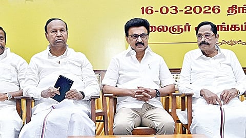 சென்னையில் நேற்று நடைபெற்ற திமுக மாவட்டச் செயலாளர்கள் கூட்டத்தில் முதல்வர் ஸ்டாலினுடன் கட்சி நிர்வாகிகள்.