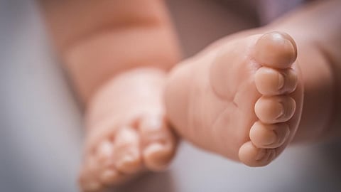 அரசு மருத்துவமனையில் தீ விபத்து: பிறந்து சில மணி நேரமே ஆன பச்சிளம் குழந்தைக்கு தீக்காயம்