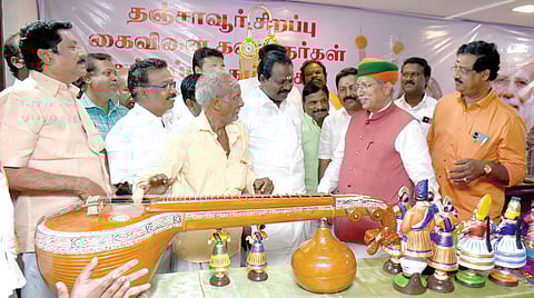 தஞ்சாவூரில் நேற்று கைவினைக் கலைஞர்களை சந்தித்து, கலைப் பொருட்களை பார்வையிட்ட மத்திய சட்டம் மற்றும் நீதித் துறை அமைச்சர் அர்ஜுன் ராம் மேக்வால்.