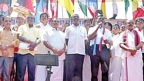 திமுக கூட்டணி கூட்டணி கட்சிகள் சார்பில், தமிழகத்தை தொடர்ந்து வஞ்சிக்கும் தேசிய ஜனநாயக கூட்டணியை எதிர்த்து ஆர்ப்பாட்டம் தமிழக முழுவதும் பல்வேறு மாவட்டங்களில் நடைபெற்றது. சென்னை சைதாப்பேட்டையில் நடந்த ஆர்ப்பாட்டத்தில் அமைச்சர் மா.சுப்பிரமணியன், விசிக தலைவர் திருமாவளவன் உள்ளிட்டோர் பங்கேற்றனர்.