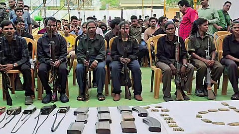 ஒடிசாவில் மூத்த தலைவர் உட்பட 11 மாவோயிஸ்ட்கள் சரண் - ஆயுதங்கள் ஒப்படைப்பு