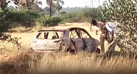 நெல்லை அருகே எரிந்த நிலையில் இருந்த காரில் 4 சடலங்கள் மீட்பு: போலீஸார் தீவிர விசாரணை!