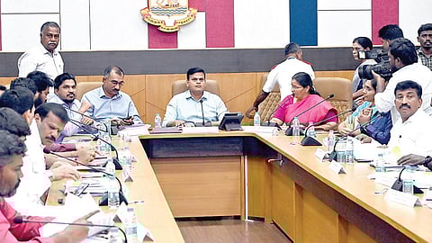 சென்னை மாநகராட்சி ஆணையரும், மாவட்டத் தேர்தல் அலுவலருமான ஜெ.குமரகுருபரன் தலைமையில் ரிப்பன் மாளிகையில் நேற்று அனைத்துக் கட்சி பிரதிநிதிகள் கூட்டம் நடைபெற்றது. இதில், தேர்தல் நடத்தை விதிகள் குறித்து விளக்கப்பட்டது. படம்:எஸ்.சத்தியசீலன்