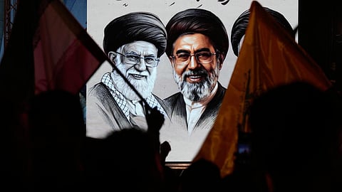 அன்று ஏவுகணை தாக்குதலில் நூலிழையில் உயிர் தப்பிய மொஜ்தபா காமேனி - என்ன நடந்தது?