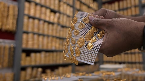 போர்ச் சூழலிலும் தங்கம் விலை தொடர்ந்து சரிவது ஏன்? - ஒரு தெளிவுப் பார்வை