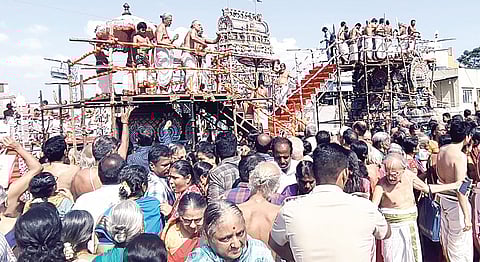 மயி​லாப்​பூர் ஸ்ரீ வேதாந்த தேசிகர் தேவஸ்​தானத்​தில் அமைந்​துள்ள ஸ்ரீ நி​வாஸ பெரு​மாள் கோயி​லில் நேற்று முன் தினம் மகா சம்ப்​ரோக் ஷணம் நடை​பெற்​றது. இதில் திரளான பக்​தர்​கள் பங்​கேற்று சுவாமி தரிசனம்​ செய்​தனர்​. | படங்கள்: எம்.ஸ்ரீநாத் |