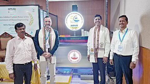 சென்னை ஐஐடி-யில் நேற்று நடைபெற்ற நிகழ்ச்சியில் கடல்சார் பொறியியல் துறையின் பொன்விழா கொண்டாட்ட லோகோவை ஐஐடி இயக்குநர் வீ.காமகோடி வெளியிட்டார். அருகில், கடல்சார் தொழில்நுட்ப சங்கத்தின் தலைமைச் செயல் அலுவலர் கிறிஸ் ஆஸ்ட்ரண்டர், ஐஐடி கடல்சார் பொறியியல் துறையின் தலைவர் அப்துஸ் சமது, பொன்விழா கொண்டாட்டக் குழுவின் தலைவர் எஸ்.ஏ.சன்னாசிராஜ்.