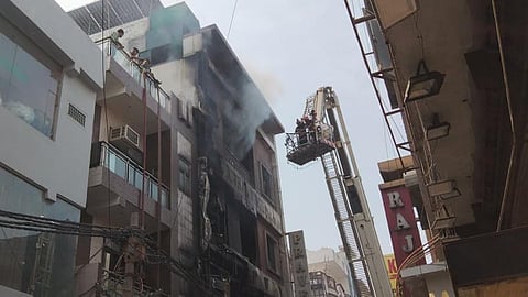 டெல்லியில் 4 மாடி கட்டிடத்தில் தீ விபத்து&nbsp;ஏற்பட்டதை அடுத்து தீயை அணைக்கும் பணியில்&nbsp;ஈடுபட்ட தீயணைப்பு படையினர். 