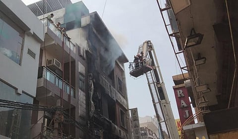 டெல்லி அடுக்குமாடி குடியிருப்பில் தீ விபத்து: 3 குழந்தைகள் உட்பட 9 பேர் உயிரிழப்பு