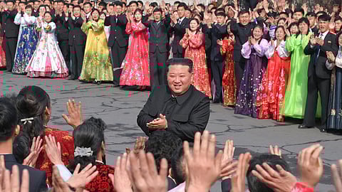 வட கொரிய மக்களுடன் அதிபர் கிம் ஜோங் உன்.