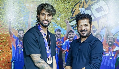 இந்​திய வீரர் திலக் வர்மாவுக்கு தெலங்​கானா முதல்​வர் பாராட்டு