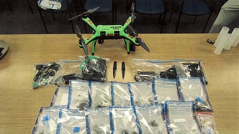 நியூயார்க் சிறையில் கத்திகள், செல்போன் வீசிய மர்ம ட்ரோன்