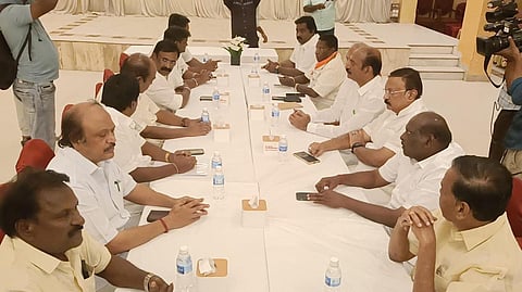 புதுச்சேரியில் தொகுதிப் பங்கீடு முடியாத போதும் போட்டி போட்டு வேட்பு மனு தாக்கல் செய்த காங்கிரஸ் - திமுக!