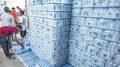 ஈரான் போர்: மூலப்பொருள் தட்டுப்பாட்டால் குடிநீர் பாட்டில் விலை கடும் உயர்வு