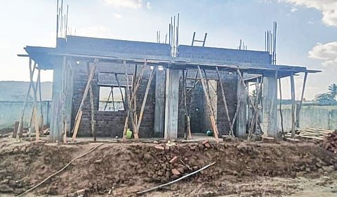 தளி அருகே பேளகரை மலைக் கிராமத்தில் புதிதாகக் கட்டப்பட்டு வரும் ஊராட்சி ஒன்றிய தொடக்கப்பள்ளி வகுப்பறை கட்டிடம். 