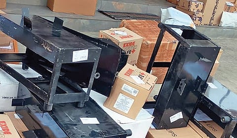 உடுமலை அனுசம் நகரில் உள்ள தனியார் கூரியர் கிளையில் விநியோகத்துக்காக குவிந்துள்ள விறகு அடுப்பு பார்சல்கள்.