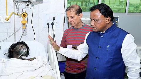 கடந்த 16-ம் தேதி ஒடிசாவின் கட்டாக் நகரில் உள்ள அரசு மருத்துவக் கல்லூரி மருத்துவமனையில் ஏற்பட்ட தீ விபத்தில் 10 பேர் உயிரிழந்தனர். பாதிக்கப்பட்டவர்களை நேரில் சந்தித்து ஆறுதல் தெரிவித்த முதல்வர் மோகன் சரண் மாஜி.