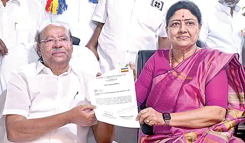 ராமதாஸ் - சசிகலா கூட்டணி ஒப்பந்தம் கையெழுத்தான போது. படம்.எம்.சாம்ராஜ்