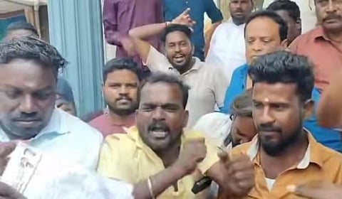 புதுச்சேரியில் முன்னாள் அமைச்சருக்கு சீட் இல்லை: பாஜக அலுவலகம் முன்பு ஆதரவாளர்கள் போராட்டம்