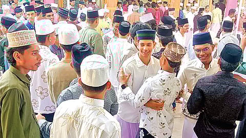 நாகூர் தர்காவில் நேற்று ஒருவரையொருவர் கட்டித்தழுவி ரம்ஜான் வாழ்த்துகளை பரிமாறிக் கொண்ட இளைஞர்கள்.