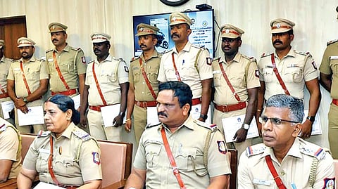 வேடநத்தம் மாணவி கொலை வழக்கில் சிறப்பாக செயல்பட்ட  25 காவல் அதிகாரிகளுக்கு திருநெல்வேலி சரக டிஐஜி சரவணன் நற்பணி சான்றிதழ் வழங்கி பாராட்டினார்.