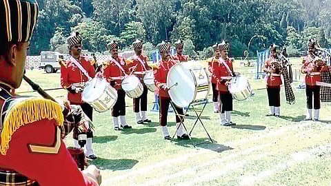 பேக் பைப்பர் இசைக் கருவியை பயன்படுத்தி இசைக்கும் வெலிங்டன் ராணுவ வீரர்கள்.