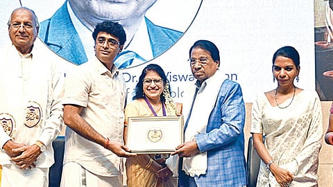 தமிழ் மற்றும் புலம்பெயர் தமிழ் ஆய்வு நிறுவனம் சார்பில் வஞ்சி உலகத் தமிழ் மரபு திரைப்படதொடக்க விழா சென்னை விஐடி வளாகத்தில் நேற்று நடைபெற்றது. இதில் சிறப்பு விருந்தினராக பங்கேற்ற  விஐடி வேந்தர் கோ.விசுவநாதனுக்கு  நினைவு பரிசை புலம்பெயர் தமிழர் நிறுவன தலைவர் கலைமதி, துணைத் தலைவர் பாலா கண்ணன் வழங்கினர். உடன் பெண்​ணாடம் வள்ளலார் அறநிலையத்​தின் தலைவர் முத்துஜோதி, புலம்பெயர் தமிழர் ஆய்வு  நிறுவன துணை தலைவர் ரேவதி சுயம்புலிங்கம், தயாரிப்பாளர் மாலா மணியன். படம்:எம்.முத்துகணேஷ் 